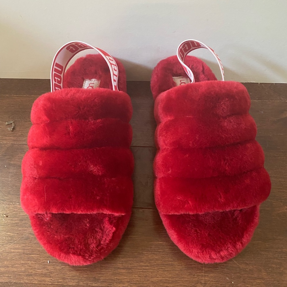 Ugg Fluff Yeah Slippers NWOT sz7.  Wore inside to try on.  Reposh too big!